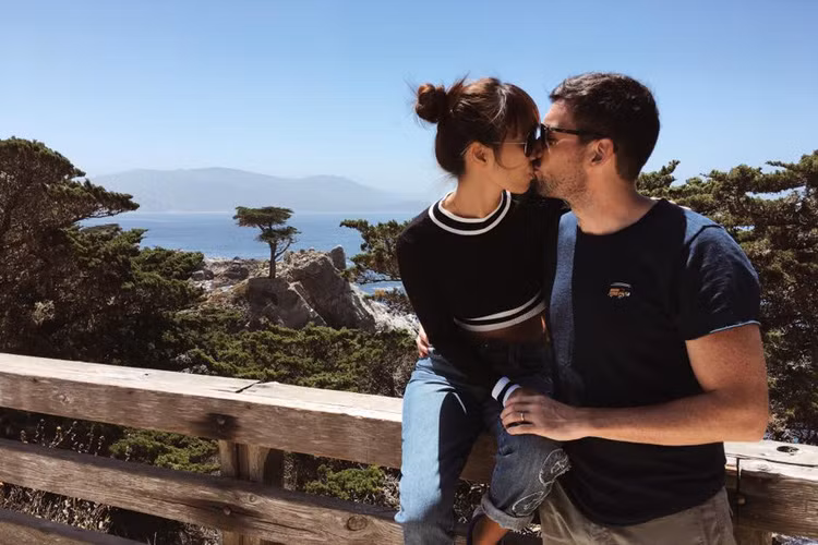 Siêu mẫu Hà Anh hôn ông xã ngoại quốc đắm đuối kỷ niệm 1 năm kết hôn. Cả hai hiện có kỳ nghỉ dưỡng ở Mỹ.