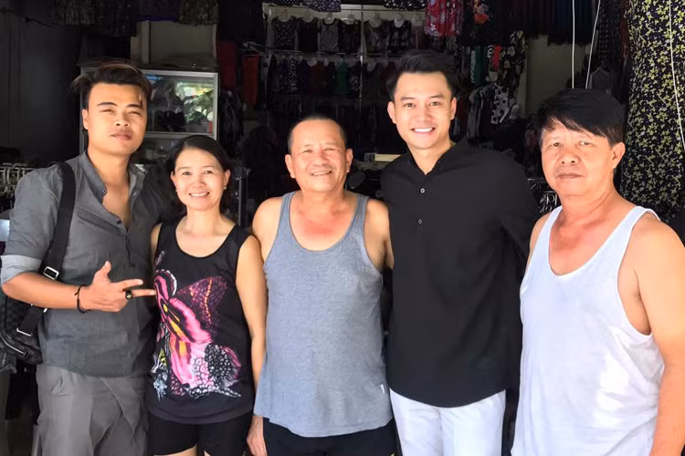 Diễn viên Anh Dũng (thứ hai bên phải) chia sẻ hình ảnh về thăm gia đình ở Thái Nguyên trước khi bay vào Sài Gòn công tác.