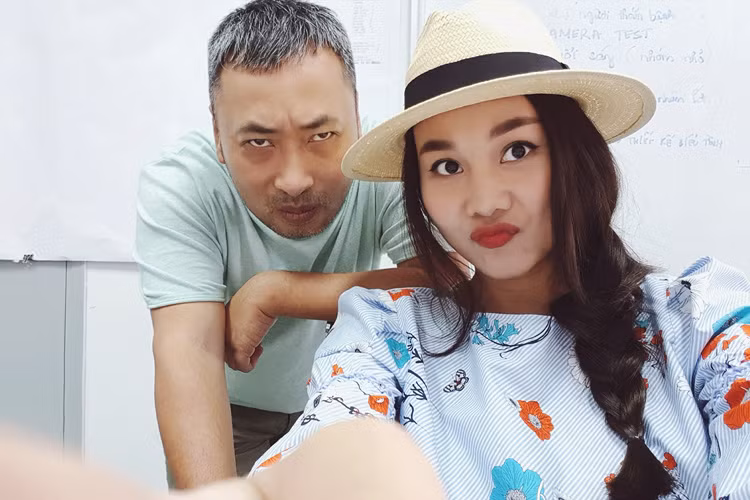 Siêu mẫu Thanh Hằng chụp ảnh tự sướng cùng đạo diễn Nguyễn Quang Dũng đồng thời chú thích: “Phía sau một cô gái. 10 năm rồi đó. Chúng ta vẫn trẻ”.