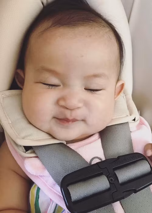 Ca sĩ Lam Trường khoe khoảnh khắc đáng yêu của cô con gái - bé Yên Lam. Hiện tại, nhóc tì nhà sao Việt này đã được 4 tháng tuổi.