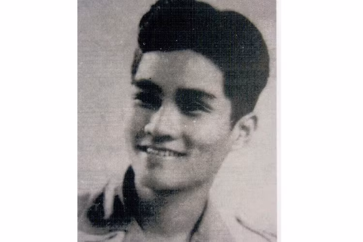 Nam nhạc sĩ còn được một cha cố người Tây Ban Nha cho vào dàn nhạc nhà thờ hát thánh ca. Ông cũng được một nhạc sĩ người Hoa dạy chơi đàn guitar Hawaii rồi cho tham gia ban nhạc, đi hát trong các phòng trà. Ảnh: Người đưa tin