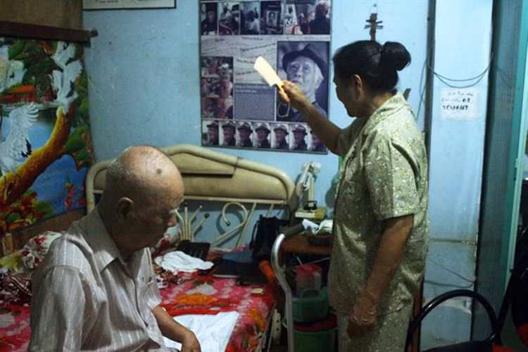 Ngoài sức khỏe suy yếu, theo lời nhạc sĩ Nguyễn Văn Tý, ông còn sống trong cảnh cô độc vì bị con cái bỏ rơi. Tác giả “Dư âm” cho hay, 2 người con gái đều không đoái hoài đến bố. Thậm chí, con gái của nhạc sĩ dù sống ở Sài Gòn nhưng 2 năm rồi cũng không đến thăm ông. Ảnh: Báo phụ nữ