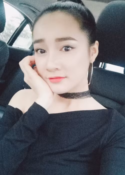 Nhã Phương than thở cuối tuần vẫn đi làm. Chia sẻ hình ảnh, cô bị nhiều fans hỏi thăm bao giờ cưới Trường Giang.