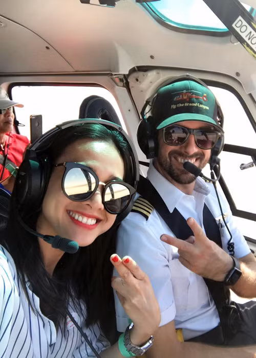 Bạn gái cũ của Bằng Kiều chia sẻ: “Trực thăng thì bé tẹo, bay liêu xiêu mỗi khi gặp gió cái là muốn để lại lời nhắn cho gia đình nhưng trải qua những giây phút thăng hoa đó thì cảnh nhìn đẹp tuyệt trần”.