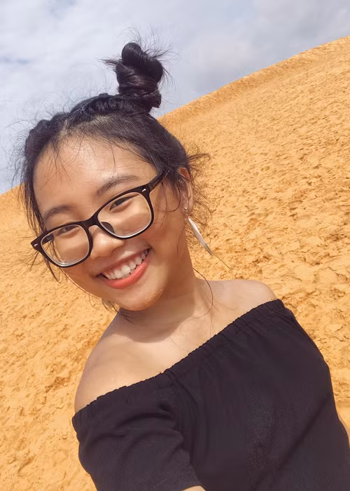 Phương Mỹ Chi đi du lịch xả stress trước khi bước vào năm học mới. Dù liên tục bị chê mặc hở hang nhưng sao Việt nhí này vẫn khoe diện áo trễ vai gợi cảm.