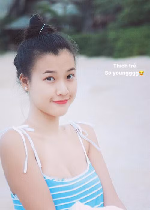 MC Hoàng Oanh gửi lời chúc ngày cuối tuần vui vẻ đến người hâm mộ kèm hình ảnh xinh tươi trong một chuyến du lịch.