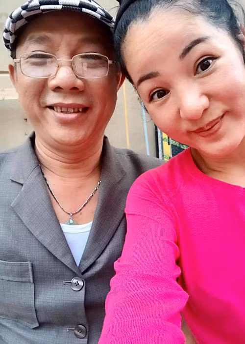 Nghệ sĩ Trung Dân vui vẻ chụp hình cùng diễn viên hài Thúy Nga khi cùng tham gia một chương trình ở Mỹ.