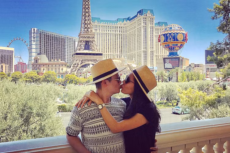 Vợ chồng Hoàng Bách khóa môi nhau đắm đuối trong khung cảnh lãng mạn khiến nhiều người ghen tỵ.