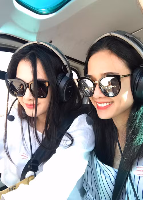 Dương Mỹ Linh ngắm cảnh trên thực thăng cùng Anh Thư. Thời gian gần đây, cả hai thường xuyên gặp gỡ.