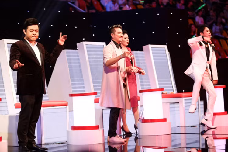 Nam giám khảo Ngọc Sơn đáng yêu hết mức khi "nhảy tưng tưng" vì thí sinh đội Mr Đàm hát Bolero kết hợp Beatbox. Ảnh: Pháp luật Plus Việt Nam