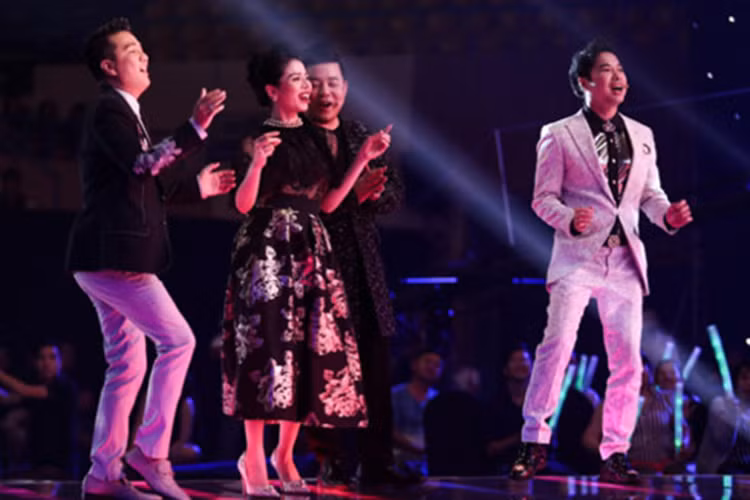 Ở độ tuổi U50, Ngọc Sơn vẫn rất nhí nhảnh, trẻ trung trong vai trò huấn luyện viên của một cuộc thi âm nhạc. Ảnh: VOV