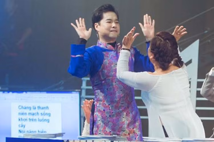 Tìm được thí sinh yêu thích, nam ca sĩ phấn khích đập tay với đồng nghiệp. Ảnh: Dân Việt