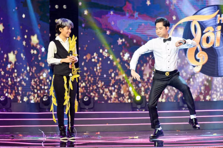 Ngọc Sơn rất tận tâm với thí sinh. Cảm thấy chưa hài lòng về vũ đạo của Phương Trinh Jolie, danh ca lên sân khấu chỉ vài tuyệt chiêu cho đàn em. Ảnh: Zing