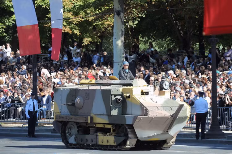 Xe tăng Char Schneider CA1 cũng được chế tạo vào năm 1916. Đây là một trong những vũ khí chủ lực của Pháp trong Thế chiến I.