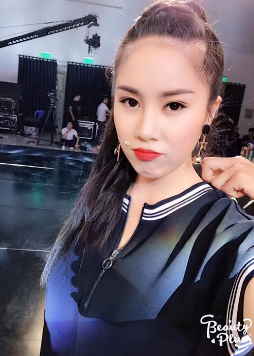 Nữ diễn viên sinh năm 1985 nhí nhảnh trên trường quay.