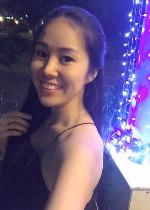 Trước nghi vấn dao kéo, Lê Phương đáp trả một cách thông minh, hóm hỉnh: Đúng là Phương đã sửa lại theo đúng chuẩn V-line cho hợp thời. Cụ thể, Phương đã tiến hành "cắt đau khổ", "gọt yếu đuối", "nối niềm vui", "bơm tự tin", "độn mạnh mẽ" và cuối cùng là "nâng kiến thức" và cẩm nang cuộc sống!...