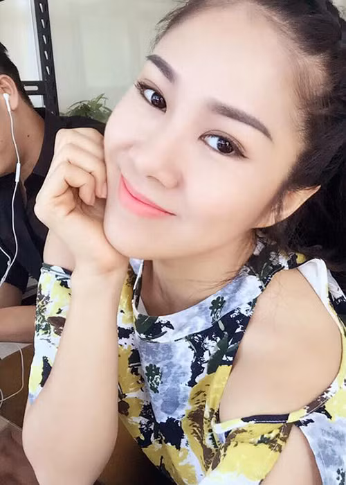 Sau khi gặp gỡ và hẹn hò Trung Kiên - nam ca sĩ sinh năm 1992, Lê Phương ngày càng trẻ trung, xinh đẹp.