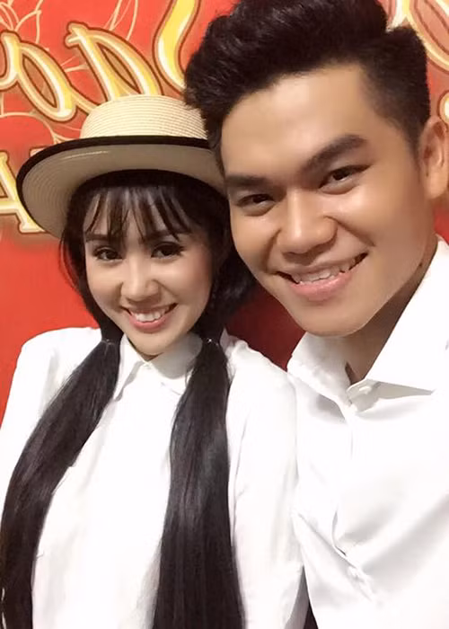 Nụ cười hạnh phúc luôn thường trực trên môi Lê Phương mỗi khi cô ở bên tình trẻ.