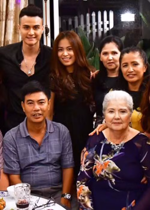  Hoàng Thùy Linh - Vĩnh Thụy dính tin đồn hẹn hò đã lâu. Có thể thấy, Hoàng Thùy Linh dường như được lòng gia đình bạn trai tin đồn. Ảnh: Giadinhvietnam