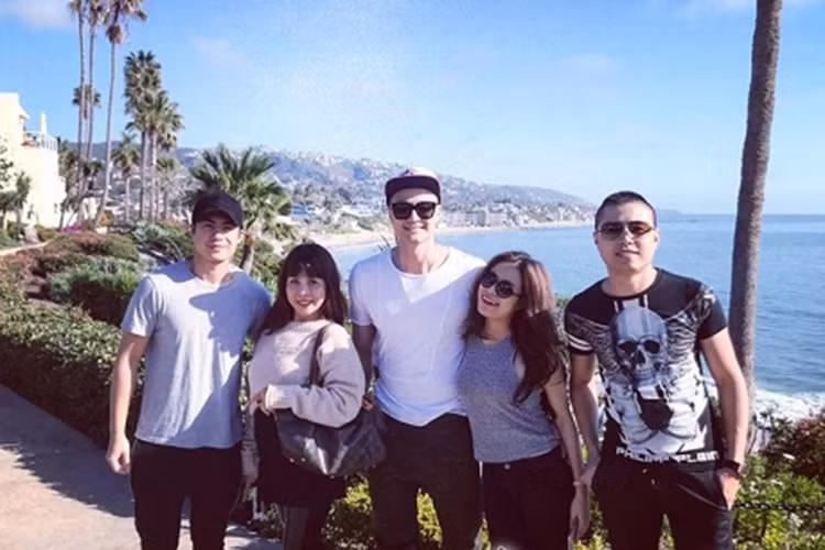 Vĩnh Thụy ôm tình tứ Hoàng Thùy Linh và chụp ảnh cùng mẹ của bạn gái tin đồn. Ảnh: Giadinhvietnam