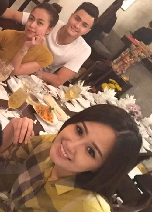 Mỗi khi gặp gỡ bạn bè ở đời thường, Hoàng Thùy Linh và Vĩnh Thụy luôn dính với nhau như sam. Ảnh: FBNV