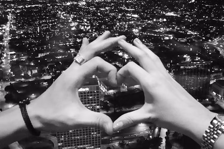 Còn nhớ dịp Valentine 2017, Hoàng Thùy Linh đã chia sẻ khoảnh khắc hai bàn tay kết hình trái tim. Lập tức, những người bạn của cô nhận ra đó là bàn tay của Vĩnh Thụy. Ảnh: FBNV