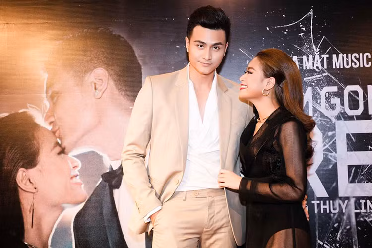 Hoàng Thùy Linh cười rạng rỡ bên Vĩnh Thụy tại một sự kiện. Ảnh: FBNV