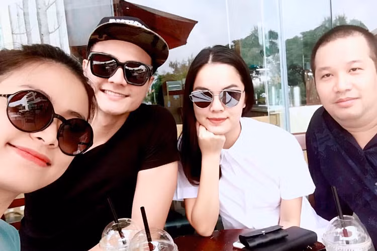 Nam siêu mẫu và nữ ca sĩ gặp gỡ vợ chồng Phạm Quỳnh Anh - ông bầu Quang Huy. Ảnh: FBNV