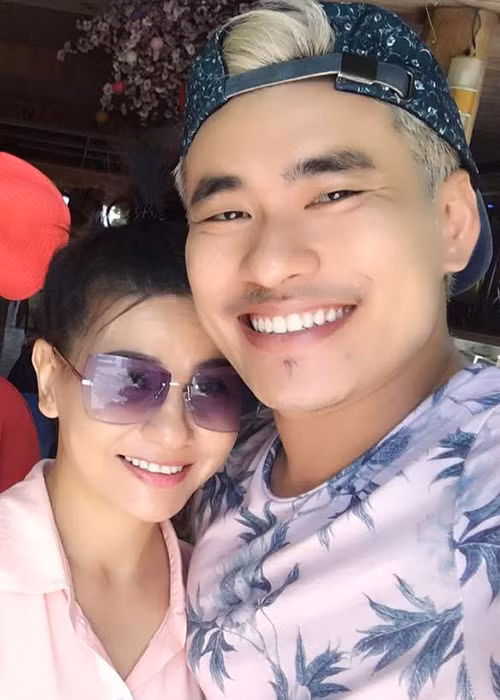 Hơn Kiều Minh Tuấn 18 tuổi, Cát Phượng gây bất ngờ khi gọi mẹ bạn trai là “chị mẹ”. Bản thân Kiều Minh Tuấn cũng đôi lúc gọi mẹ mình là "chị ấy". Ảnh: FBNV