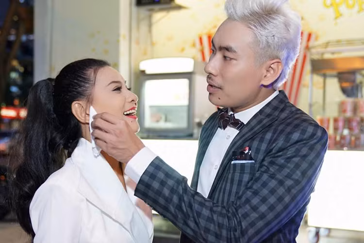 Theo lời Cát Phượng, Kiều Minh Tuấn có cách thể hiện tình cảm rất sâu sắc như nhắc nhở cô đi ngủ sớm, mua thuốc bổ mỗi khi thấy cô mệt mỏi. Ảnh: FBNV