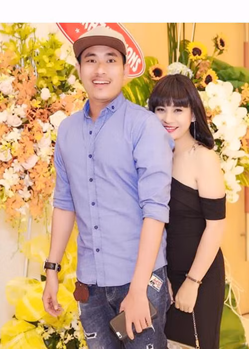 Cát Phượng mặc gợi cảm bên Kiều Minh Tuấn. Cô cười hạnh phúc bên bạn trai kém tuổi. Ảnh: FBNV