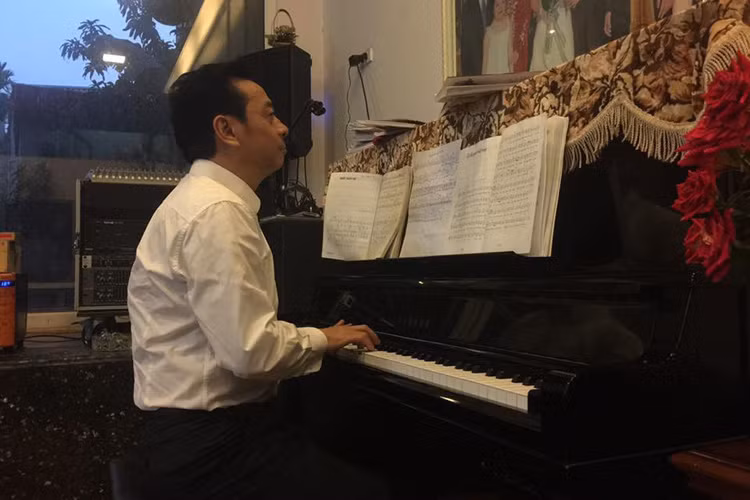 Nguy hiem tren phim, ngoai doi “ong trum” Hoang Dung ra sao?