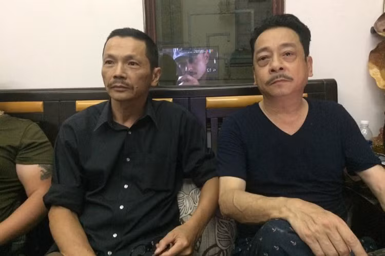 "Ông trùm Phan Quân" chăm chú xem phim "Người phán xử" cùng "Lương Bổng" (nghệ sĩ Trung Anh).