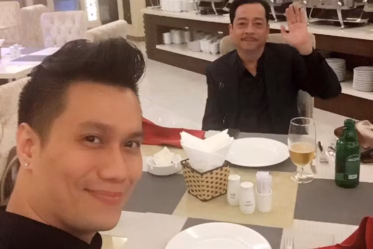 Đóng cặp bố con trên phim "Người phán xử", nghệ sĩ Hoàng Dũng và Việt Anh rất thân thiết ngoài đời.