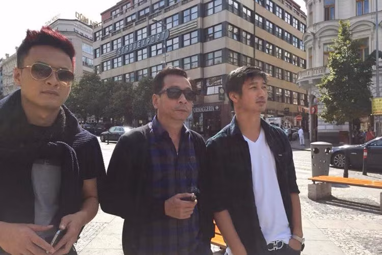 Nghệ sĩ Hoàng Dũng chụp ảnh cùng Hồng Đăng và Bảo Anh tại Praha. Cả ba đang cùng tham gia bộ phim "Người phán xử".
