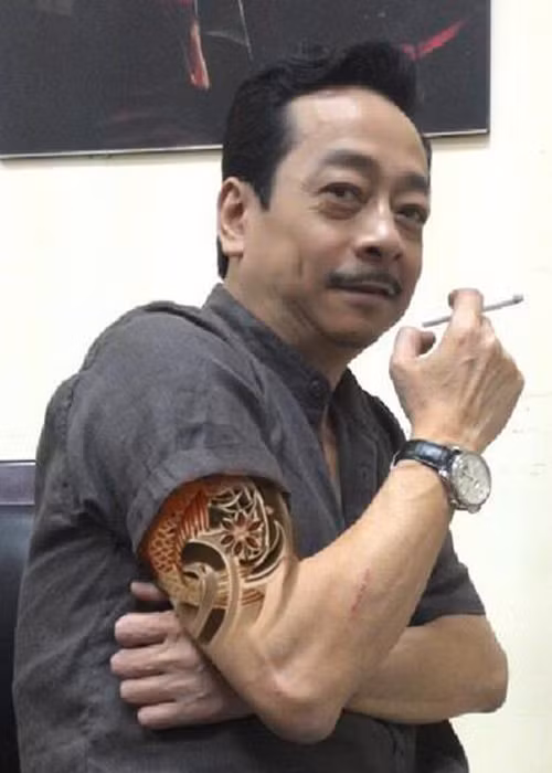 NSND Hoàng Dũng đang có tổ ấm hạnh phúc bên người vợ luôn đồng hành, ủng hộ chồng hoạt động nghệ thuật và các con ngoan ngoãn, thành đạt.