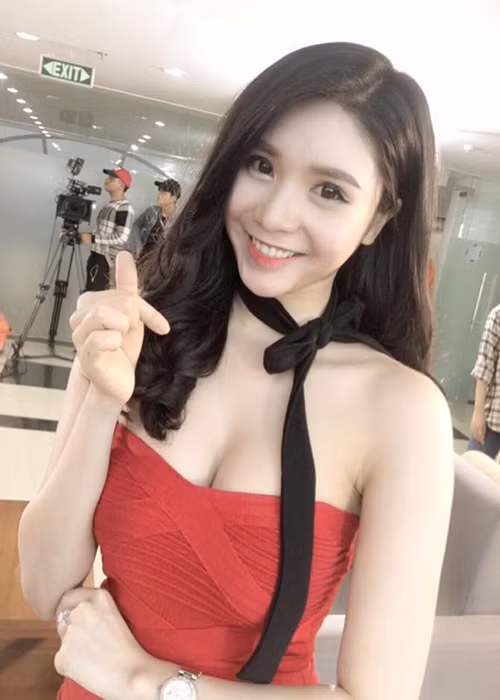 Nếu chia tay Thanh Bi, Quang Lê có sẽ tiếc hùi hụi khi ngắm lại những khoảnh khắc quá đỗi gợi cảm của bạn gái 9x. Ảnh: FBNV