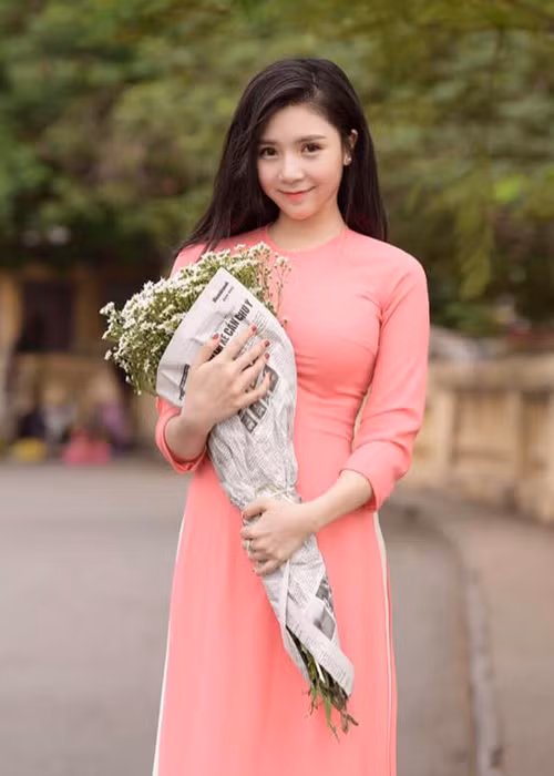 Chán phong cách sexy, Thanh Bi thỉnh thoảng xuất hiện dịu dàng, đằm thắm trong trang phục kín đáo. Ảnh: FBNV