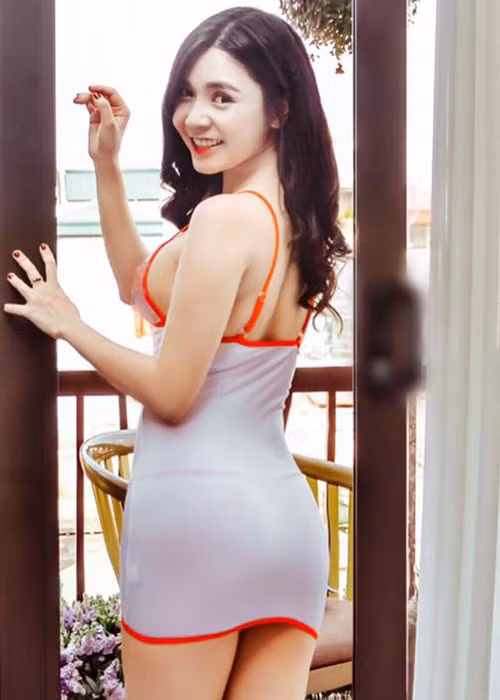 Ngoài mác là bạn gái của Quang Lê, Thanh Bi còn được biết đến là hot girl xinh đẹp, nóng bỏng. Ảnh: FBNV