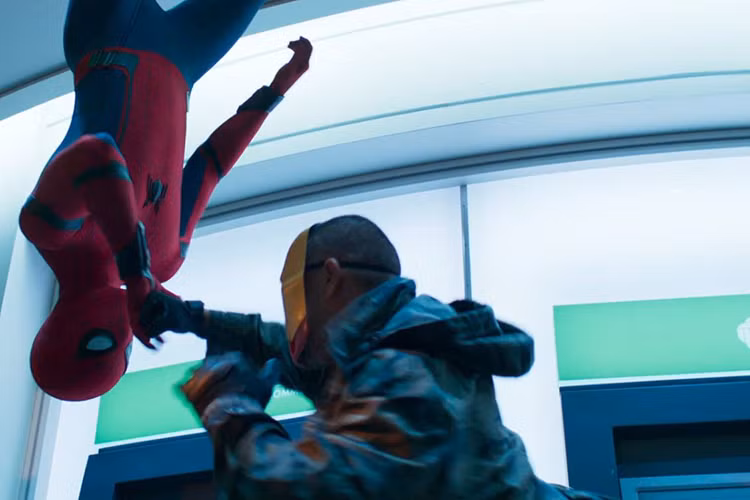 Tony thậm chí còn coi Peter là một cậu nhóc khá phiền hà, thích gây chú ý với loạt video clip triệu view ghi lại cảnh phô diễn khả năng bắn tơ và chiến đấu trên Youtube.