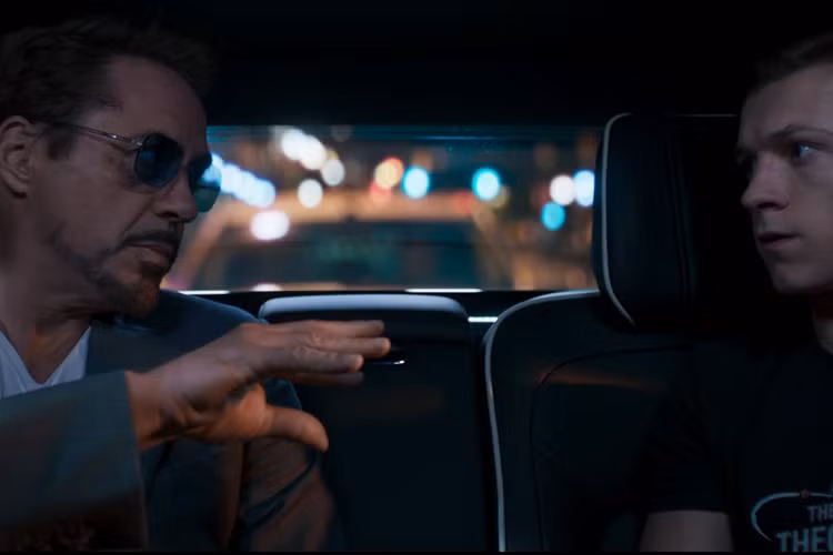 Trong phim, Peter Parker “cậu học sinh cấp 3” Người Nhện cố gắng thể hiện khả năng bản thân hơn nhằm thuyết phục Tony Stark (Người Sắt) cho gia nhập đội quân anh hùng Avenger.