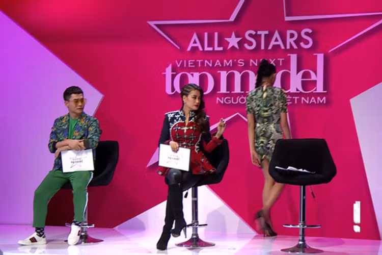 Khi đánh giá Cao Thiên Trang, Nam Trung khen phần thể hiện của thí sinh. Tuy nhiên, Võ Hoàng Yến cho rằng Nam Trung thiên vị học trò của anh là Cao Thiên Trang. Bực tức, Võ Hoàng Yến bỏ ghế giám khảo, rời khỏi trường quay. Ảnh: VTV