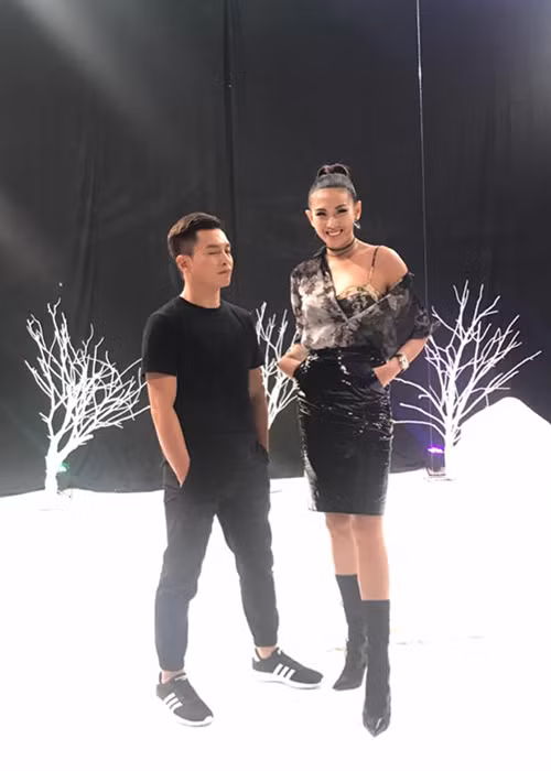 Trước đó, trong các status của mình, Võ Hoàng Yến thường xuyên tag trang cá nhân của Nam Trung. Có thể thấy, ngoài đời, cả hai khá thân thiết và luôn vui vẻ bên nhau. Ảnh: FBNV