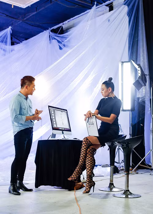 Khi bị Nam Trung “đuổi”, Võ Hoàng Yến không giấu được sự bức xúc. Sau khi buổi chụp ảnh kết thúc, cô bày tỏ quan điểm riêng của mình với nam đồng nghiệp. Căng thẳng trên màn ảnh nhưng ngoài đời mối quan hệ giữa 2 giám khảo này khiến nhiều người bất ngờ. Ảnh: Zing