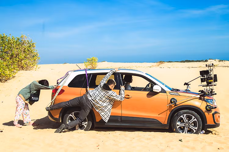 Trong một phân cảnh của “Nắng 2”, khi nhân vật của Miu Lê lái xe trốn mất thì nhân vật của Hoàng Phi phải bám theo ngoài cửa xe.