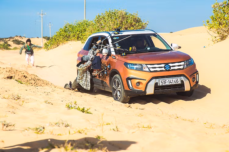 Dưới thời tiết nắng nóng của Mũi Né, Phan Thiết, Hoàng Phi lăn lộn trên cát trong nhiều shot quay để tạo ra những khung hình hoàn hảo nhất.