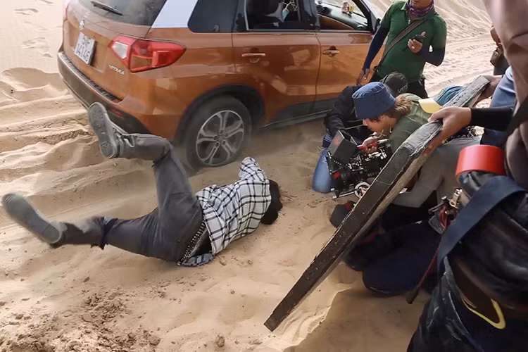 Hình ảnh hậu trường của "Nắng 2" đã bật mí với khán giả ít nhiều về sự vất vả của đoàn phim nói chung và của Hoàng Phi nói riêng khi thực hiện cảnh quay mạo hiểm.