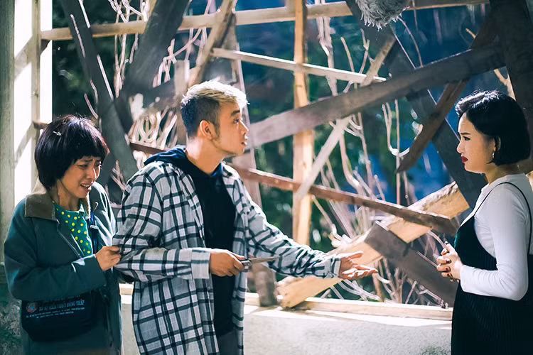 “Nắng 2” xoay quanh câu chuyện về người mẹ “Mưa” tình cờ bị bắt cóc bởi Hoàng - người đang bị nhóm giang hồ truy đuổi. Cùng với Linh, cô nàng tiểu thư bị Hoàng cướp xe, cả ba đã có một hành trình “bão táp” đến Phan Rang, về nhà của Hoàng. Trong khi đó, bé Nắng cùng hai người chú của mình lại đang cố gắng tìm cách giải cứu mẹ. Phim chính thức ra mắt trên toàn quốc vào ngày 31/8 tới đây.