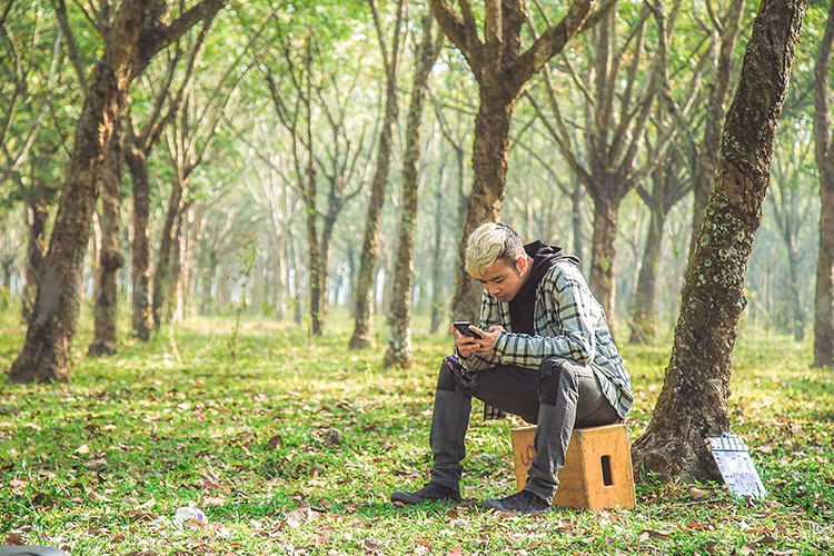 Nam diễn viên thư giãn trước một pha hành động.