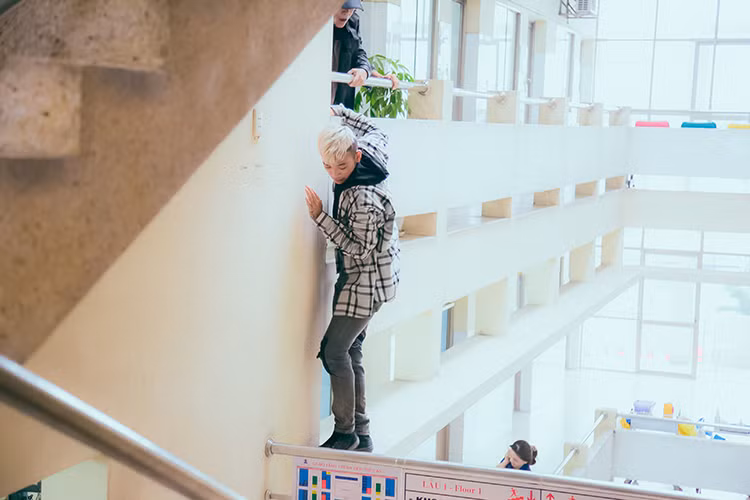 “Nắng 2” sẽ có một vài phân đoạn gay cấn hứa hẹn làm “thót tim” khán giả. Đáng chú ý, Hoàng Phi đã tự mình thực hiện cảnh quay nguy hiểm.